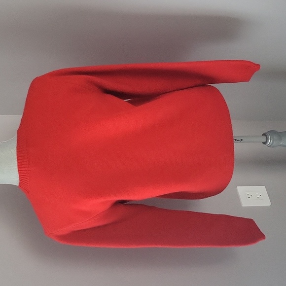 Red Deer Pattern Sweater - Picture 9 of 11